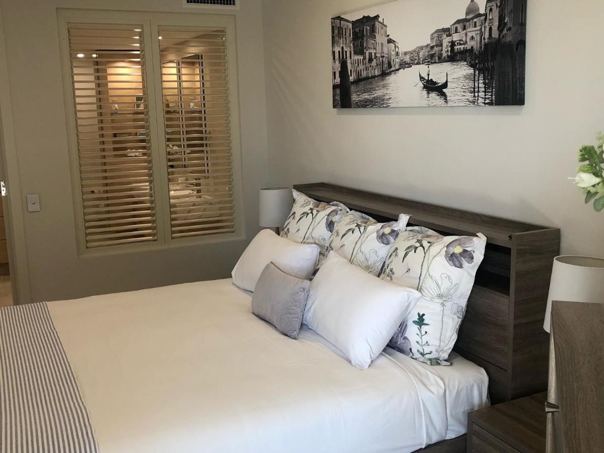 阿莱格拉赫维湾美爵公寓式酒店 外观 照片 A bedroom with plantation shutters