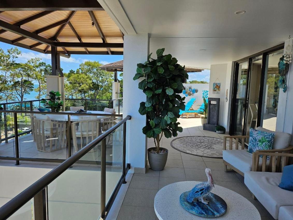 阿莱格拉赫维湾美爵公寓式酒店 外观 照片 A balcony at the Ritz-Carlton, Laguna Beach