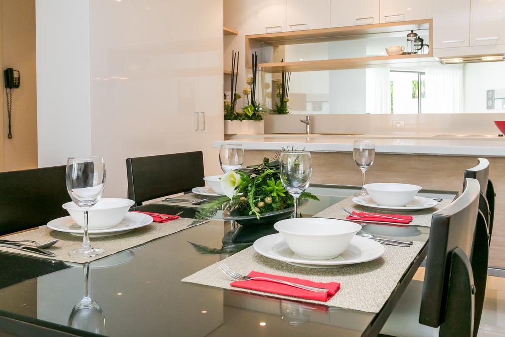 阿莱格拉赫维湾美爵公寓式酒店 外观 照片 A dining room table set for dinner