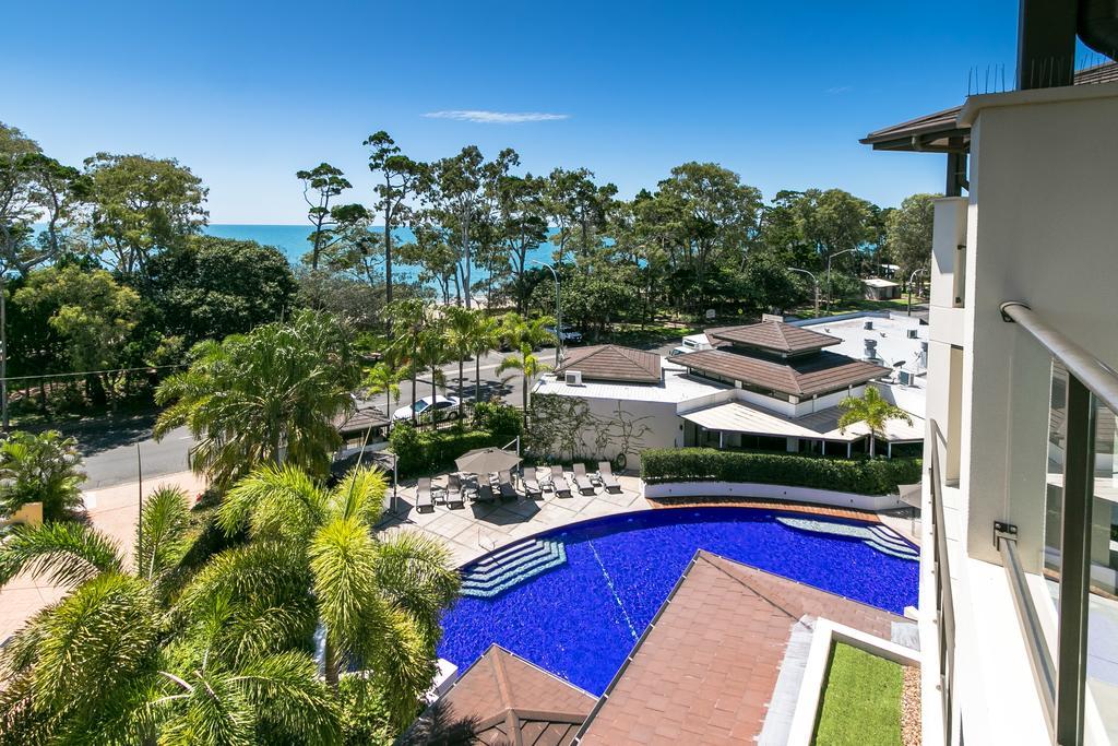 阿莱格拉赫维湾美爵公寓式酒店 外观 照片 View of the pool at the Mantra on Saltwater Island